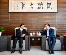 郑庆华对景长来校指点、暗示强烈热闹欢送和诚